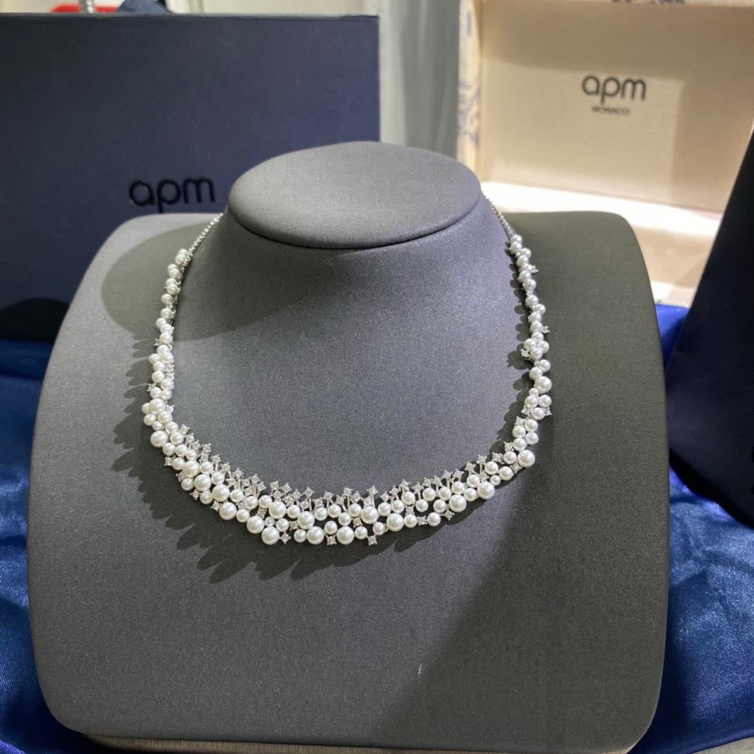 APM Monaco Elegant Diamond Necklace
